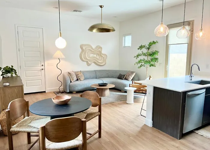 Luxury 1 Bedroom Casita With Private Yard, Garage And Wd